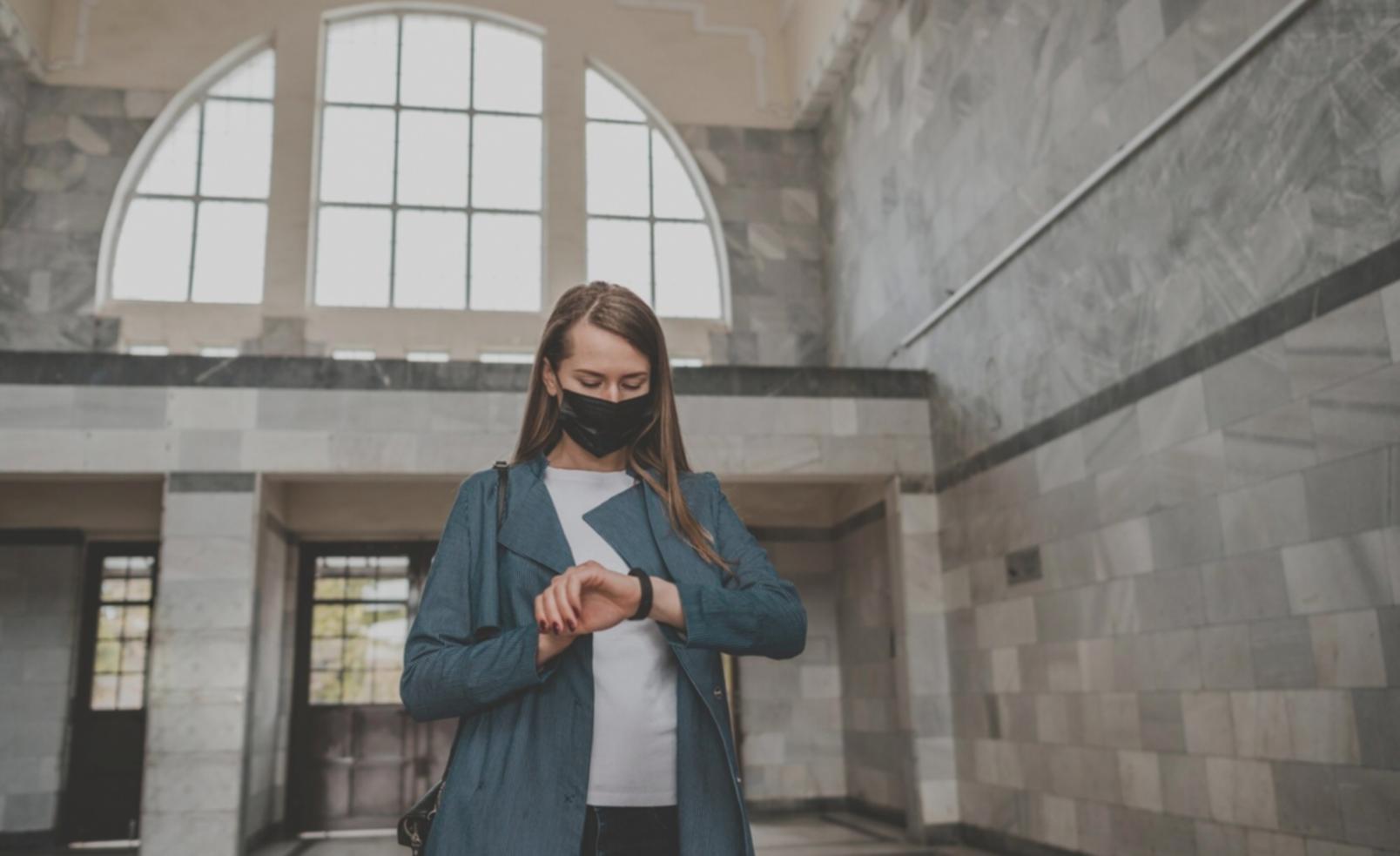 Detaillierte Finanzgrafiken und Analysen auf Computerbildschirmen