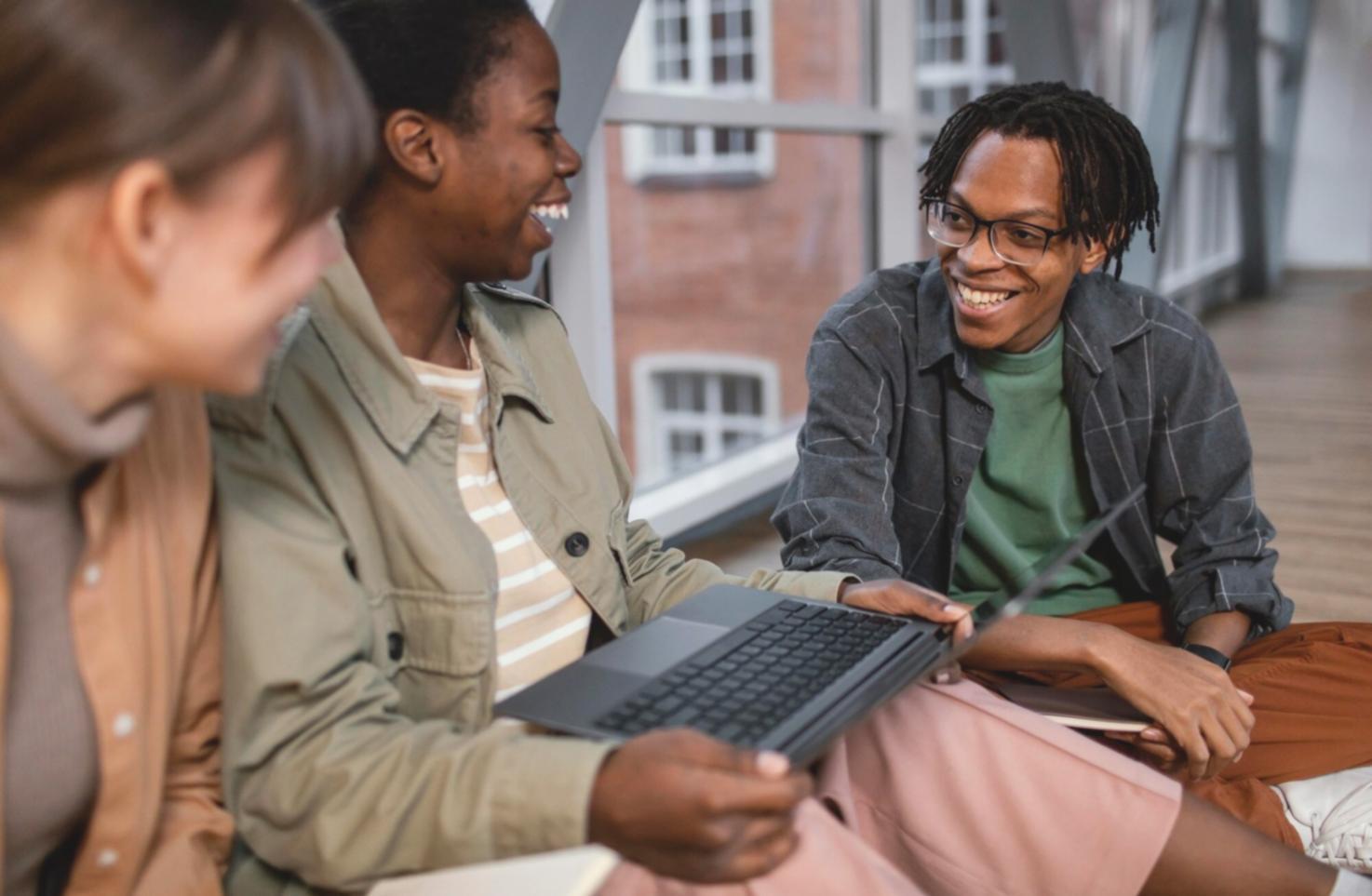 Detailaufnahme von Finanzgrafiken und Analysewerkzeugen auf einem Arbeitsplatz